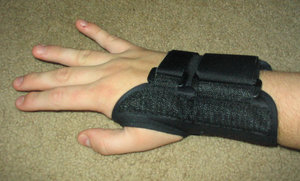 A splint can keep the wrist straight.